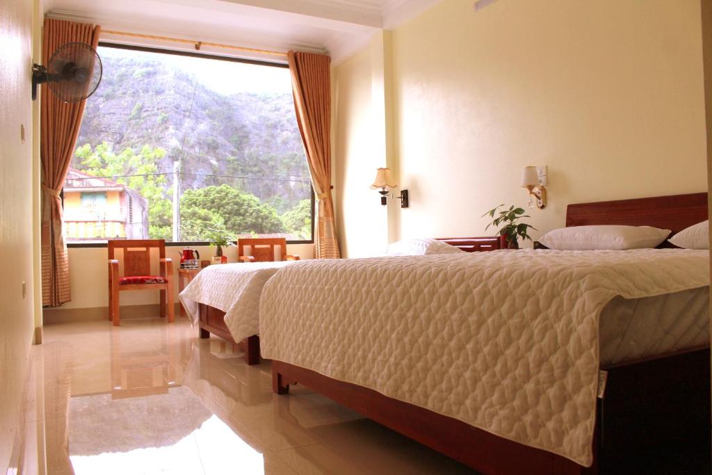 Двухместный (Улучшенный двухместный номер с 1 кроватью или 2 отдельными кроватями, вид на горы) семейного отеля Sierra Homestay, Ниньбинь