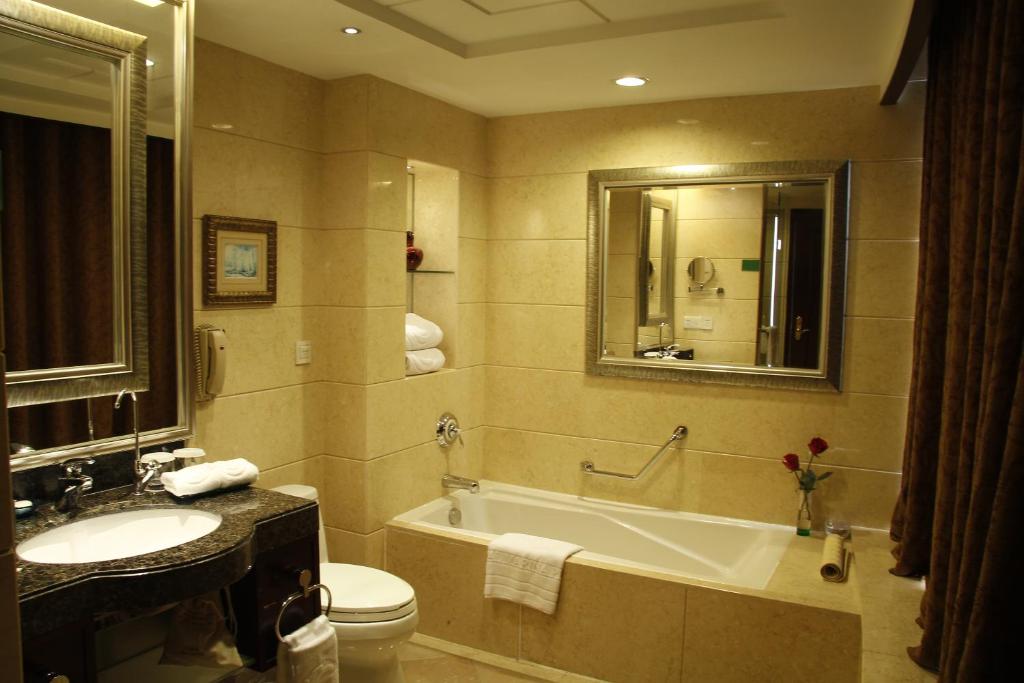 Сьюит (Бизнес-люкс) отеля The Royal Marina Plaza Hotel Guangzhou, Гуанчжоу