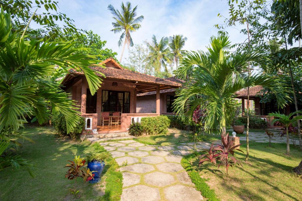 Двухместный (Бунгало с видом на сад) курортного отеля Thanh Kieu Beach Resort, Дуонг-Донг