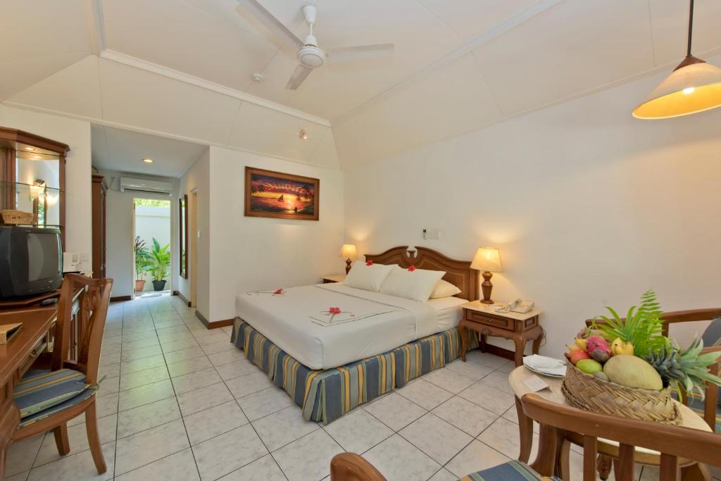 Трехместный (Вилла «Сад» — Бесплатное предоставление виллы более высокой категории (виллы «Пляж»)) курортного отеля Royal Island Resort & Spa, Хорубанду