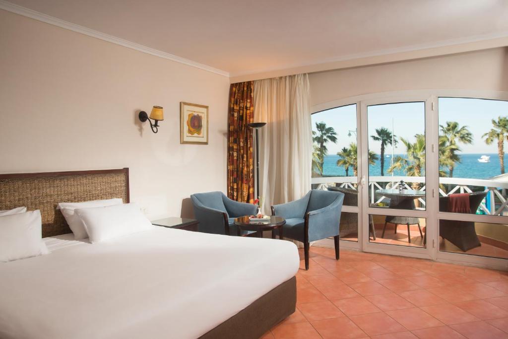 Двухместный (Двухместный номер с 1 кроватью размера «king-size» или 2 отдельными кроватями, вид на море — Только для граждан и резидентов Египта) курортного отеля Porto Sokhna Beach Resort, Айн-Сохна