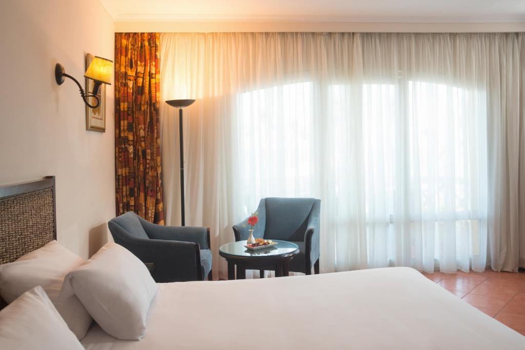 Двухместный (Номер с кроватью размера «king-size» или 2 отдельными кроватями, вид на лагуну — Только для граждан и резидентов Египта) курортного отеля Porto Sokhna Beach Resort, Айн-Сохна