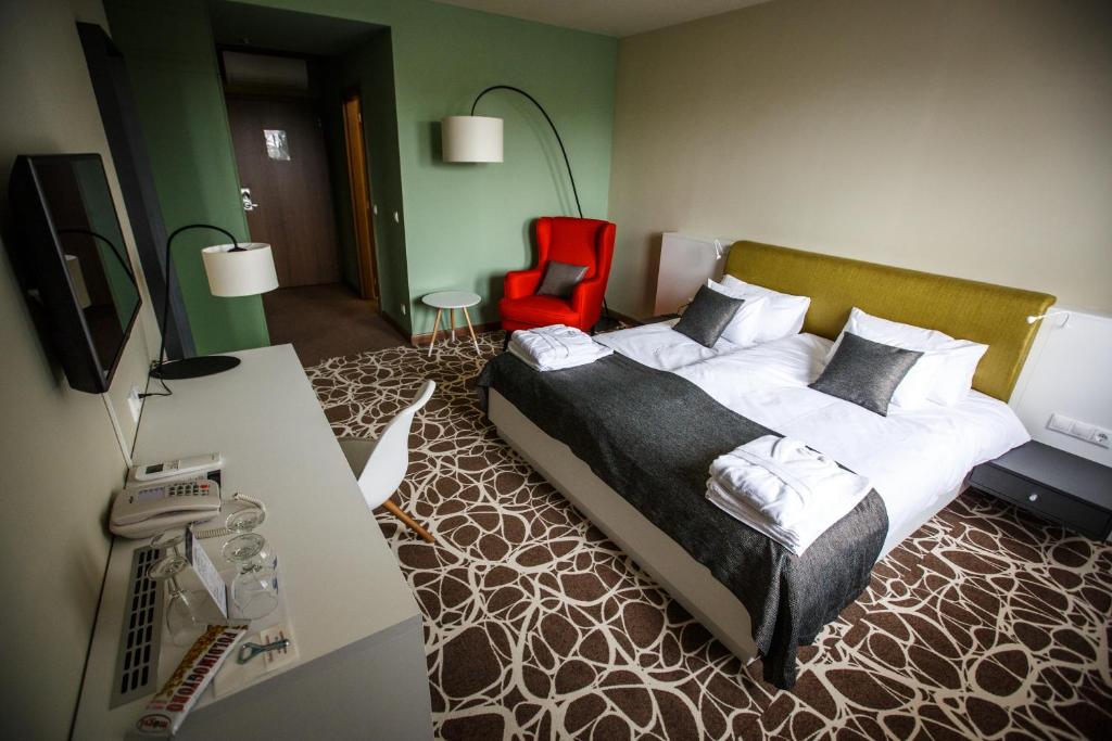 Двухместный (Улучшенный двухместный номер с 1 кроватью) отеля Hotel Bassiana, Шарвар
