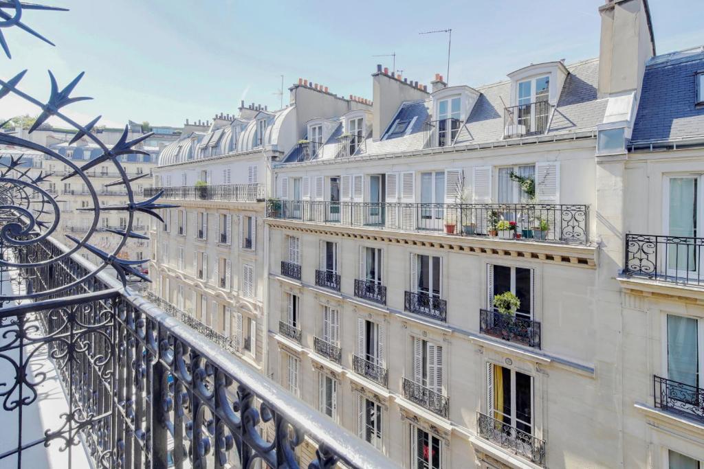 Сьюит (Суперлюкс с балконом) отеля Balmoral Champs Elysées, Париж