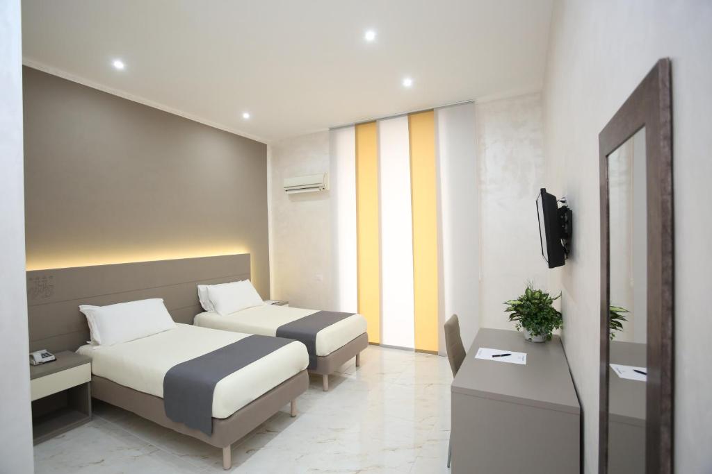 Двухместный (Улучшенный двухместный номер с 1 кроватью или 2 отдельными кроватями) отеля Hotel Vergilius Billia, Неаполь