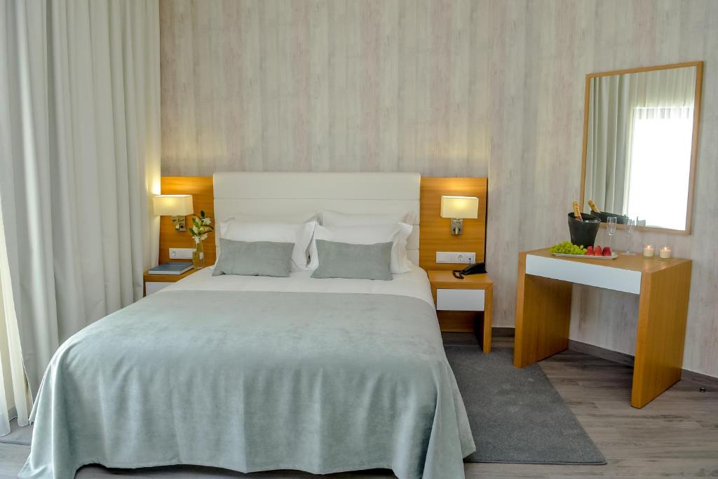 Двухместный (Двухместный номер с 1 кроватью или 2 отдельными кроватями и балконом) отеля Villamar Style Maison, Назаре