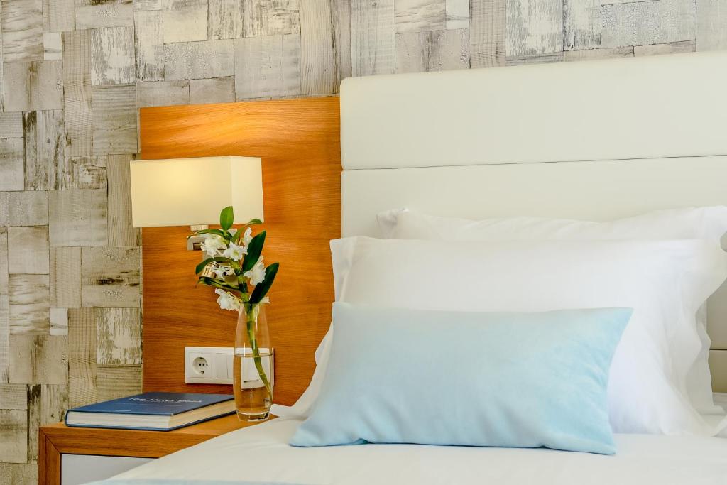 Двухместный (Просторный двухместный номер с 1 кроватью или 2 отдельными кроватями, балконом и видом на бассейн) отеля Villamar Style Maison, Назаре