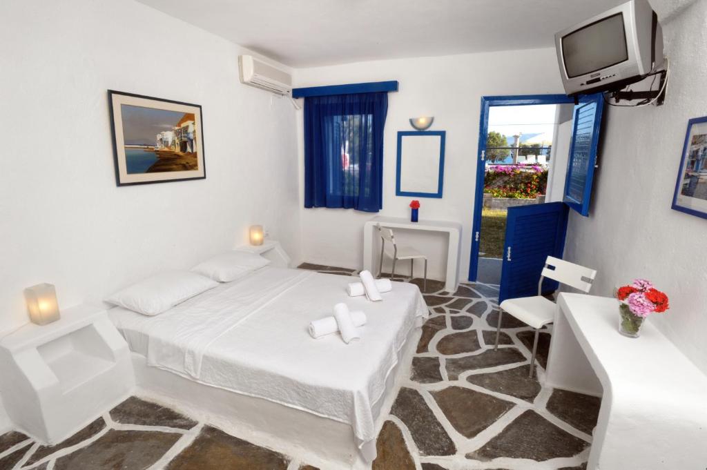 Двухместный (Car Package - Traditional Double Room with Sea View) отеля Lagada Beach Hotel, Адамас