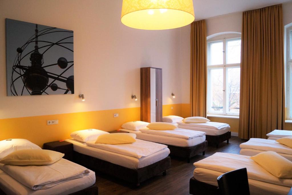 Номер (Спальное место в общем номере для мужчин и женщин с 7 кроватями - Общая ванная комната) хостела Grand Hostel Berlin, Берлин