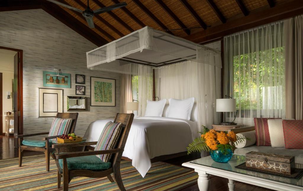 Сьюит (Люкс с двумя спальнями с 1 кроватью размера «king-size» и 2 кроватями размера «queen-size», вид на океан) курортного отеля Four Seasons Resort Seychelles, Такамака