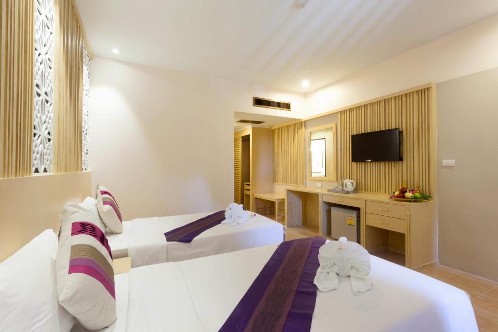 Двухместный (Улучшенный двухместный номер с 1 кроватью или 2 отдельными кроватями) отеля Patong Lodge, Пхукет