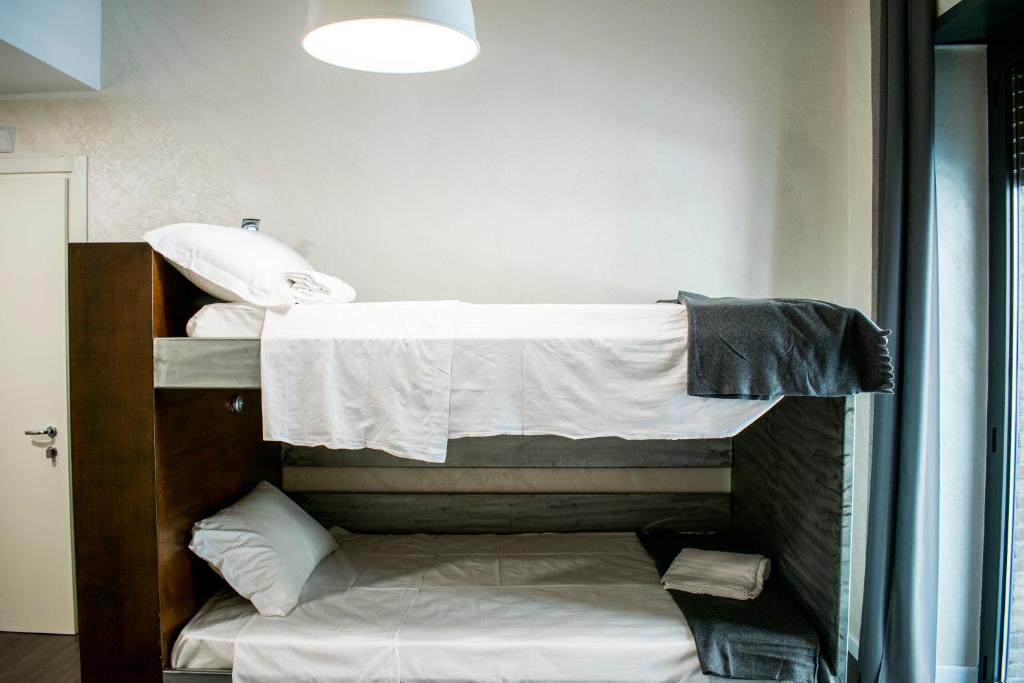 Четырехместный (Четырехместный номер с собственной ванной комнатой) хостела Hostel Trustever, Рим