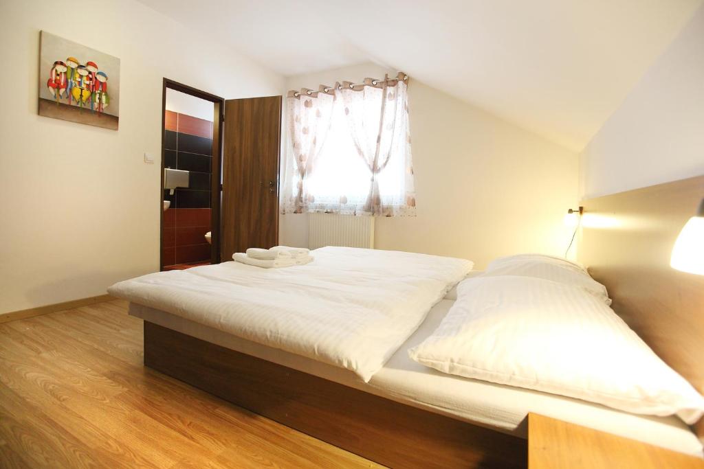 Двухместный (Двухместный номер с двуспальной кроватью и дополнительной кроватью) гостевого дома Penzión Ulička, Братислава