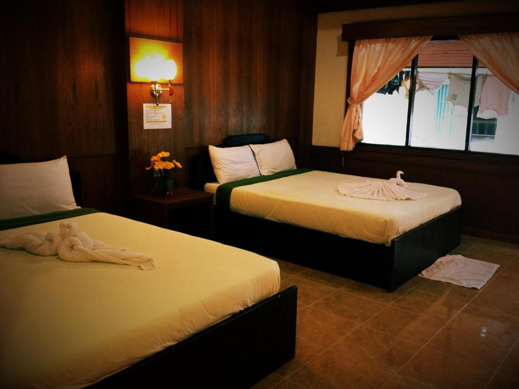 Четырехместный (Улучшенный четырехместный номер) курортного отеля Mr. Black Resort, Пханган