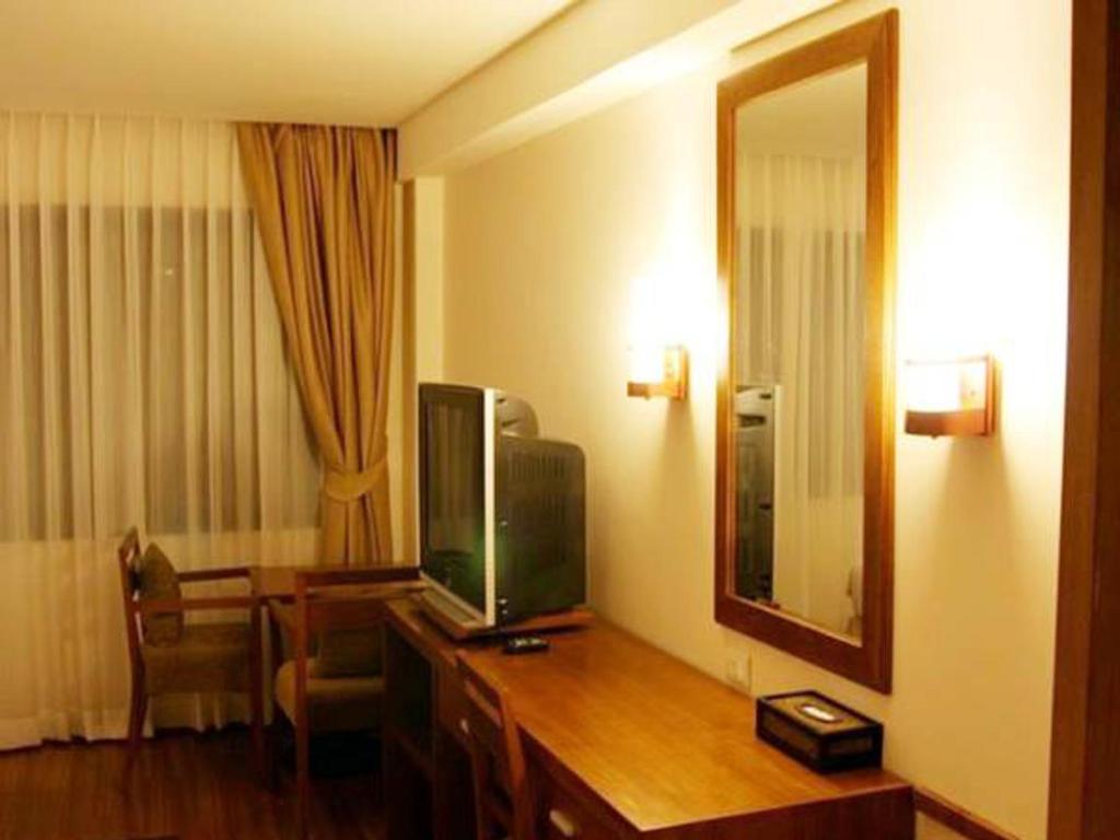 Двухместный (Улучшенный двухместный номер с 1 кроватью) отеля Hiran Residence, Пхукет