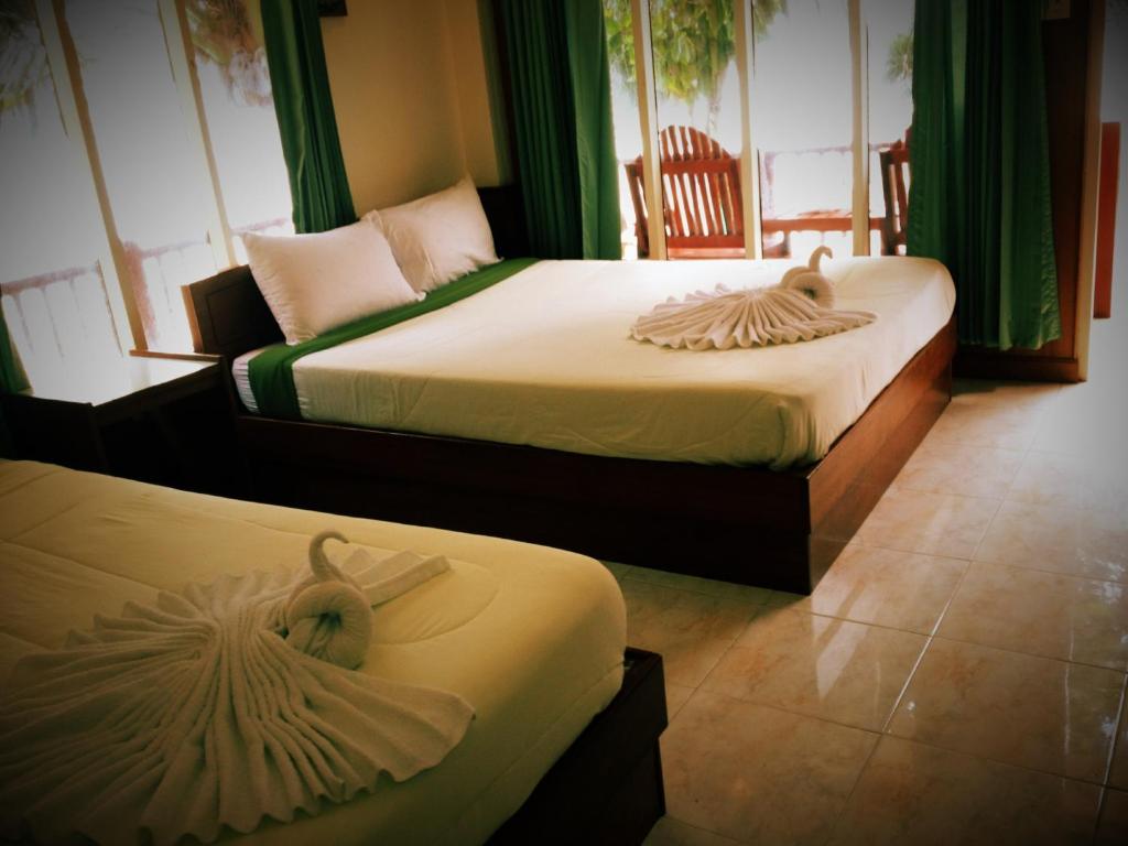 Трехместный (Улучшенный трехместный номер с видом на пляж) курортного отеля Mr. Black Resort, Пханган