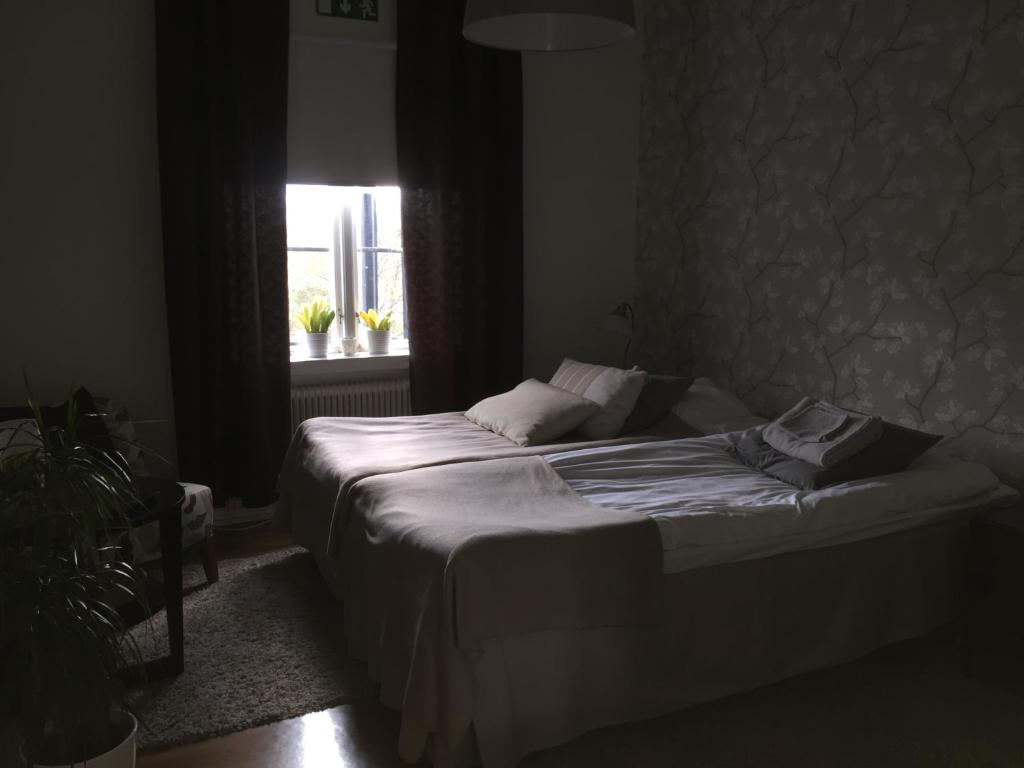 Двухместный (Двухместный номер с 1 кроватью или 2 отдельными кроватями и собственной ванной комнатой) отеля Höjdens Lågprishotell, Монстерас