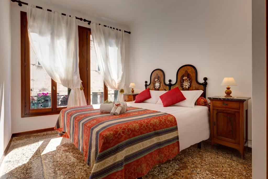 Двухместный (Двухместный номер с 1 кроватью или 2 отдельными кроватями и балконом) отеля Hotel San Samuele, Венеция