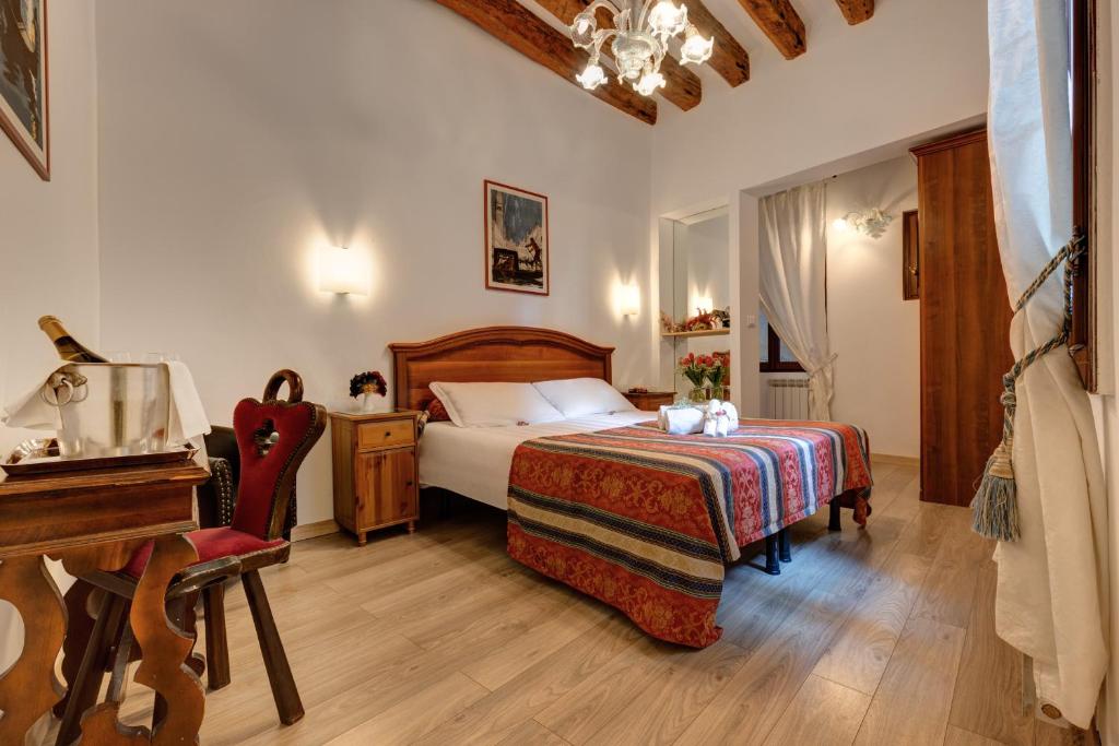 Двухместный (Двухместный номер с 1 кроватью или 2 отдельными кроватями) отеля Hotel San Samuele, Венеция