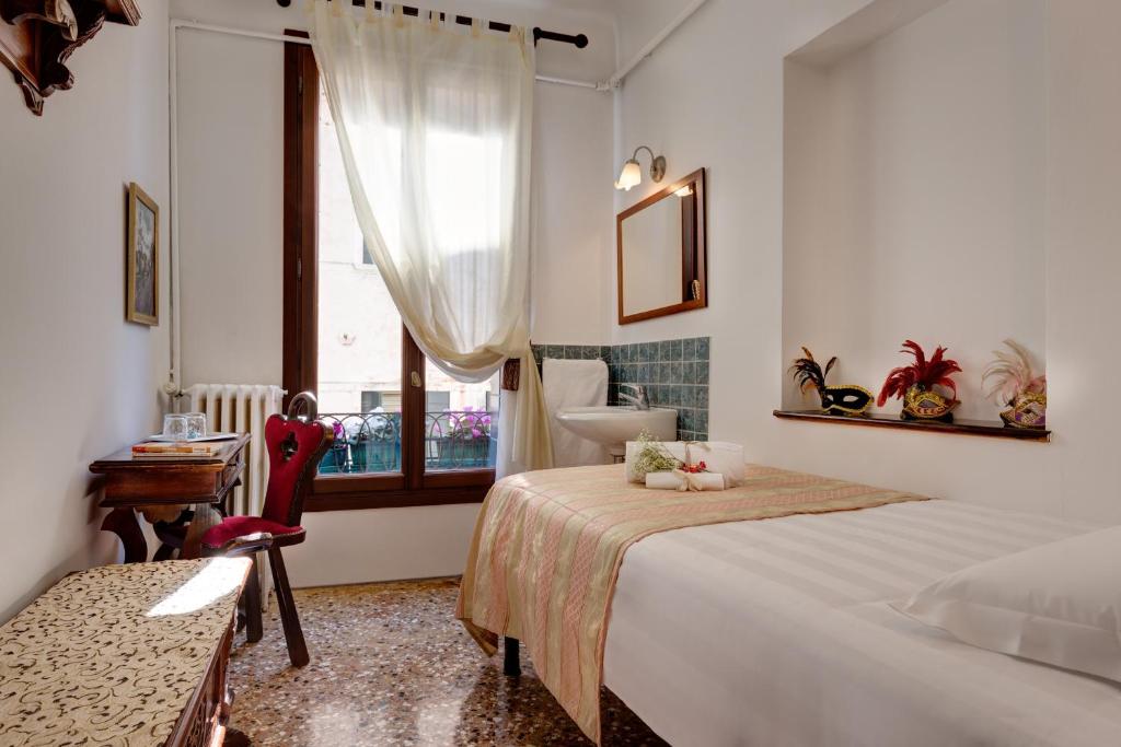 Одноместный (Одноместный номер с общей ванной комнатой) отеля Hotel San Samuele, Венеция