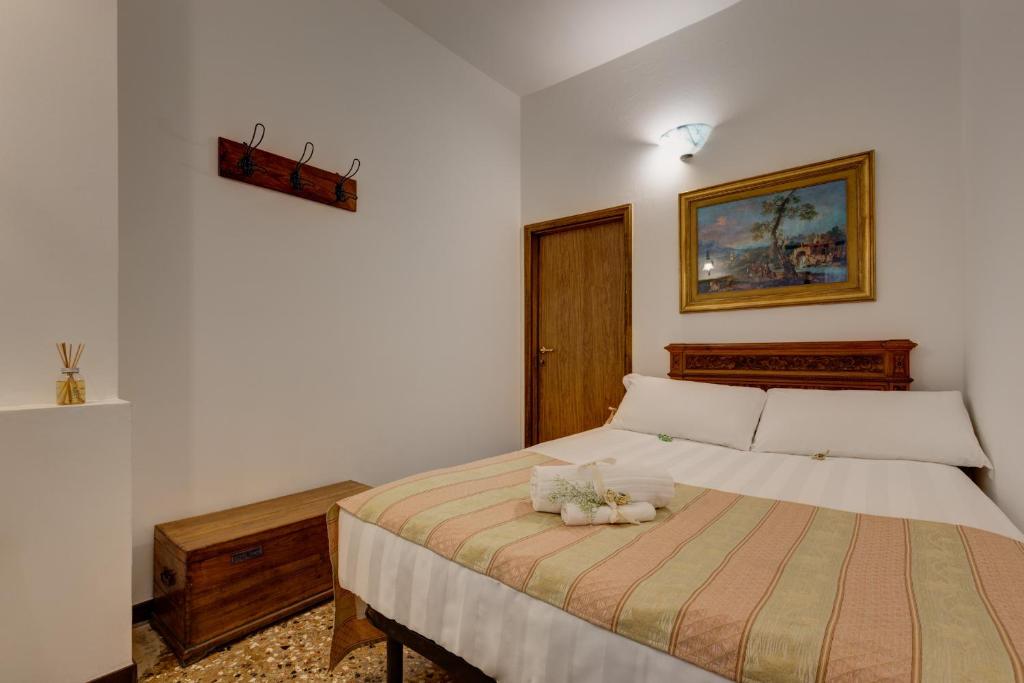 Двухместный (Двухместный номер эконом-класса с 1 кроватью и общей ванной комнатой) отеля Hotel San Samuele, Венеция