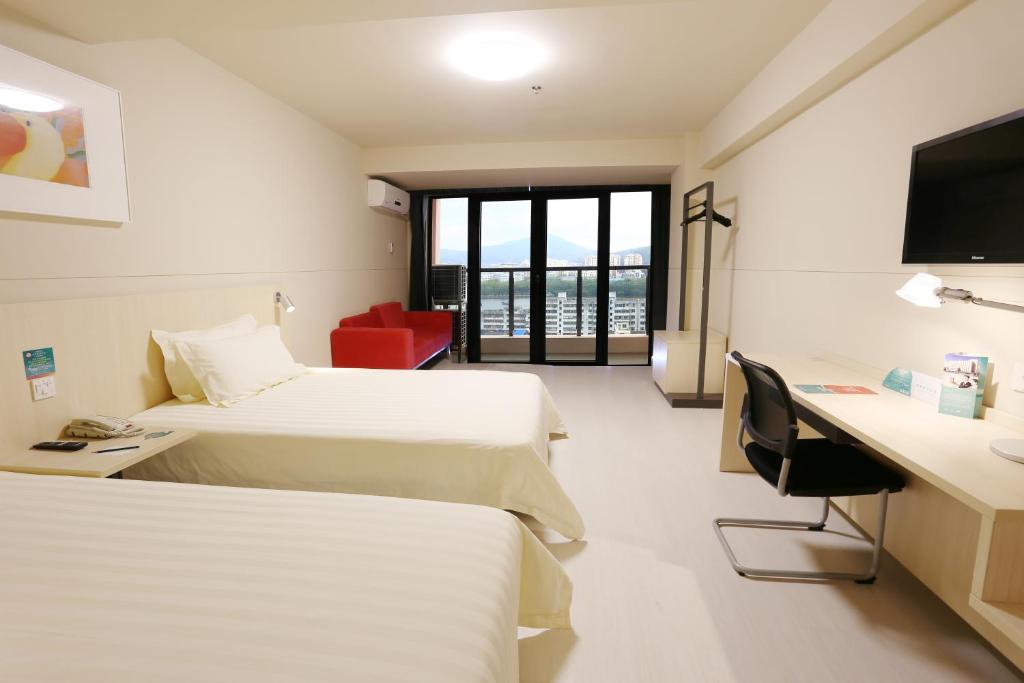 Двухместный (Стандартный двухместный номер бизнес-класса с 2 отдельными кроватями) отеля Jinjiang Inn Sanya International Shopping Center Seaview, Санья