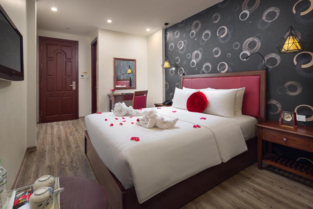 Двухместный (Улучшенный двухместный номер с 1 кроватью) отеля Holiday Emerald Hotel, Ханой