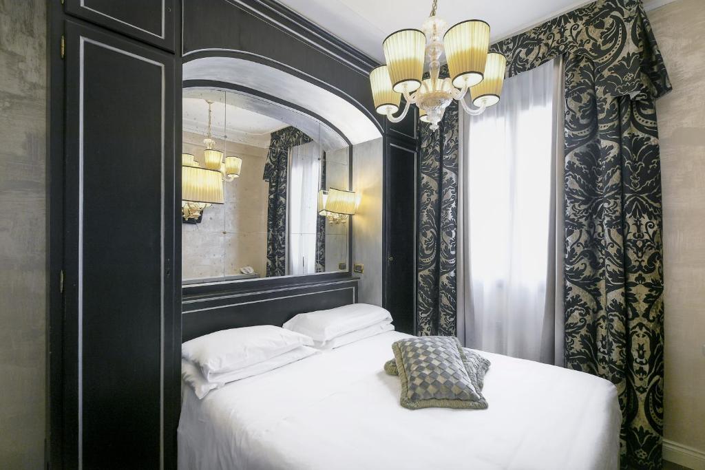 Двухместный (Небольшой двухместный номер с 1 кроватью или 2 отдельными кроватями) отеля Hotel Campiello, Венеция