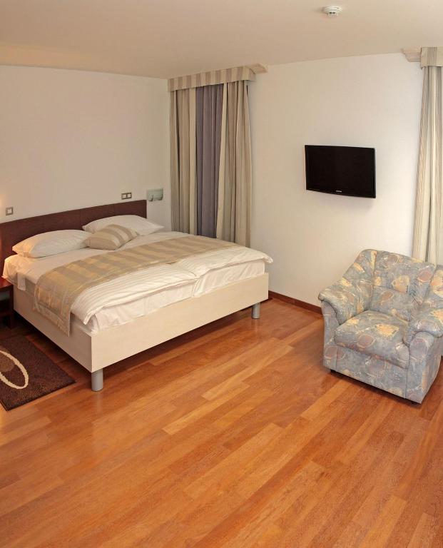 Двухместный (Улучшенный двухместный номер с 1 кроватью) отеля Hotel Monika, Трогир