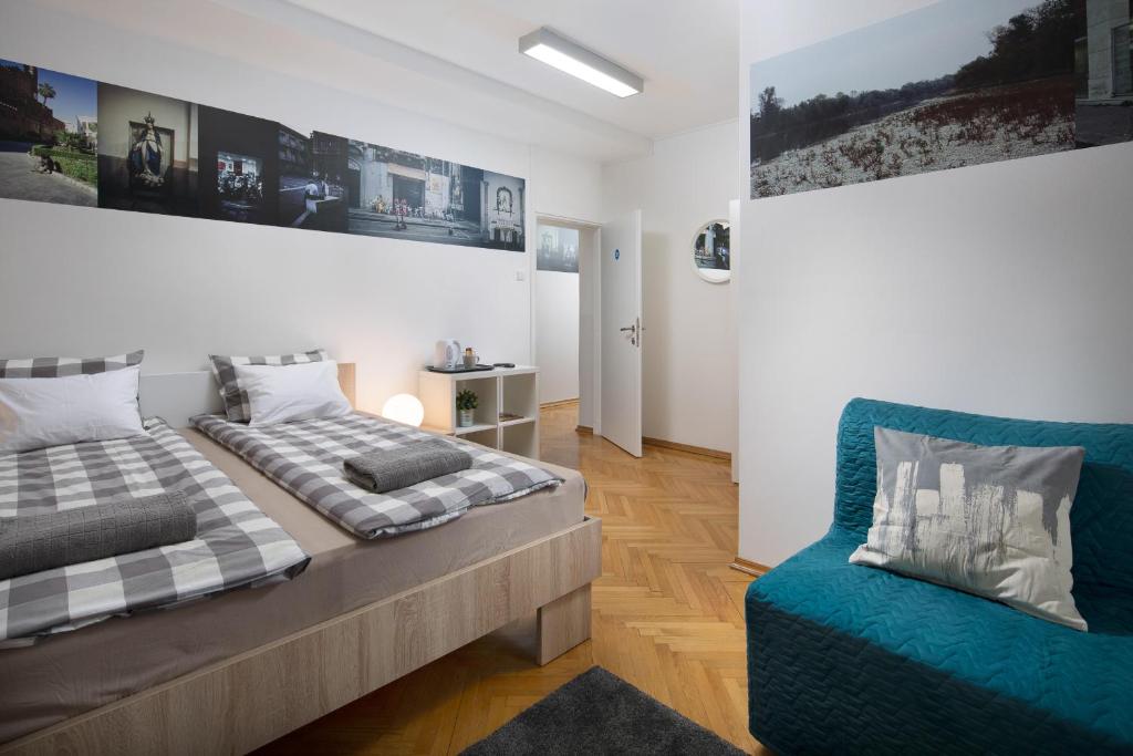 Двухместный (Двухместный номер Делюкс с 1 кроватью и дополнительной кроватью) хостела Hostel Bureau, Загреб
