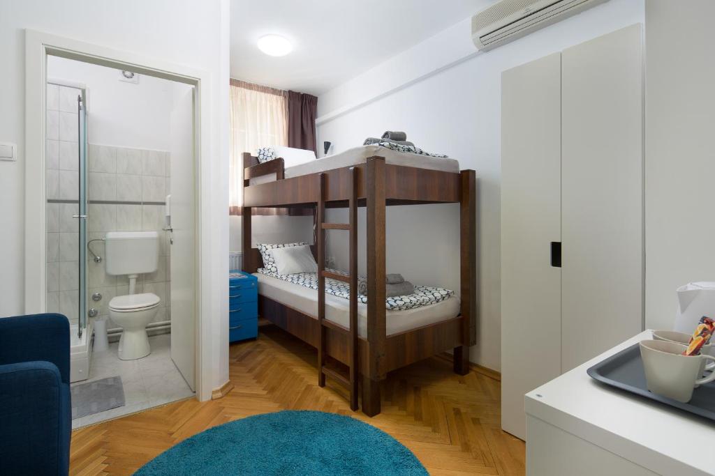 Двухместный (Двухместный номер Делюкс с 2 отдельными кроватями) хостела Hostel Bureau, Загреб
