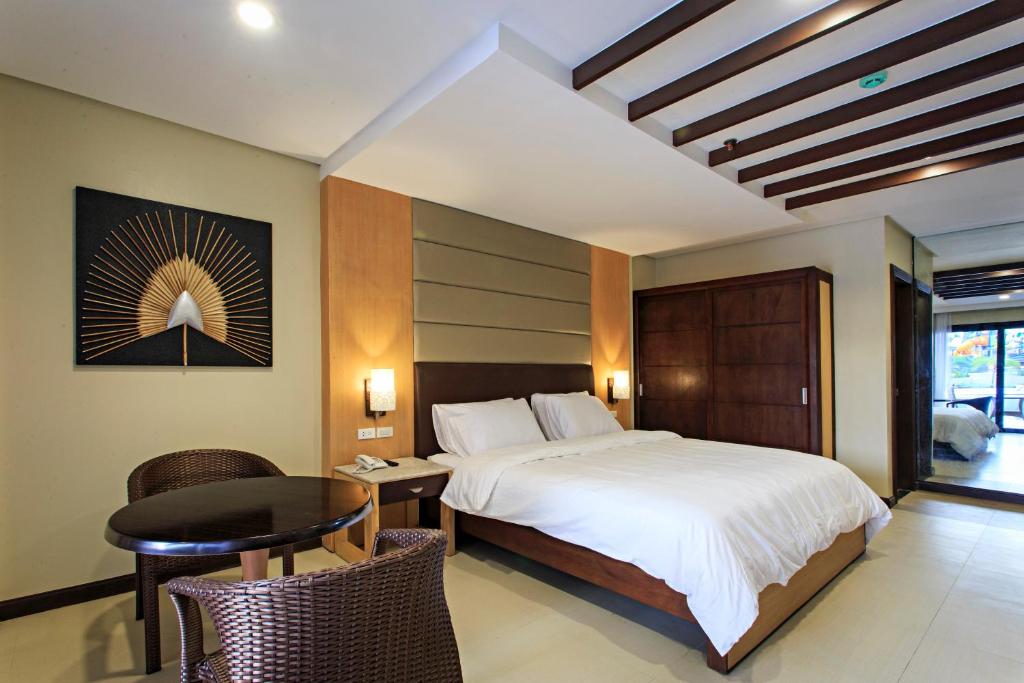 Двухместный (Номер с кроватью размера «king-size» и балконом) курортного отеля Cebu Westown Lagoon - South Wing, Себу