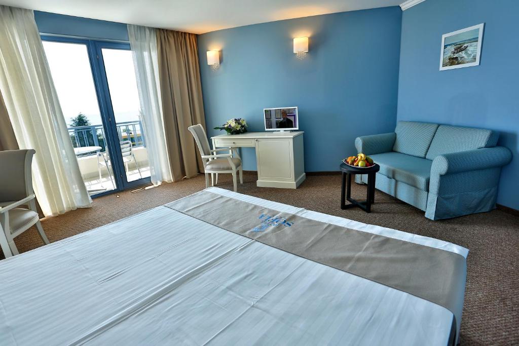 Двухместный (Двухместный номер с 1 кроватью или 2 отдельными кроватями и балконом (для 2 взрослых и 1 ребенка) - Вид на море) отеля Sofia Hotel All Inclusive, Золотые Пески