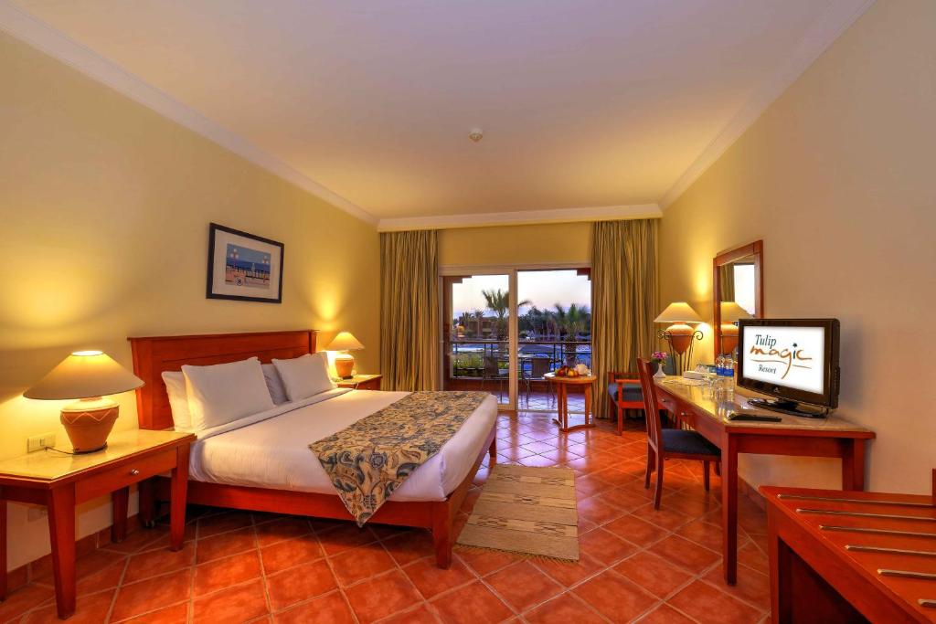 Двухместный (Улучшенный двухместный номер с 1 кроватью и видом на бассейн) курортного отеля Magic Tulip Beach Resort & Spa, Абу-Дабаб