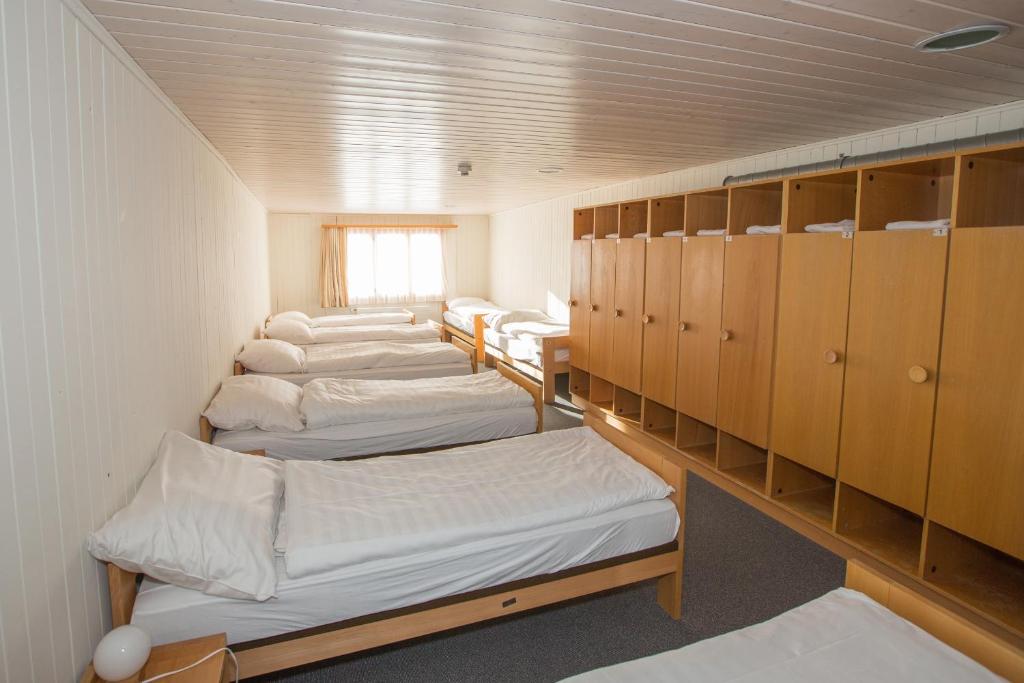 Номер (Односпальная кровать в 8-местном общем номере) хостела Berghaus Nagens, Флимс