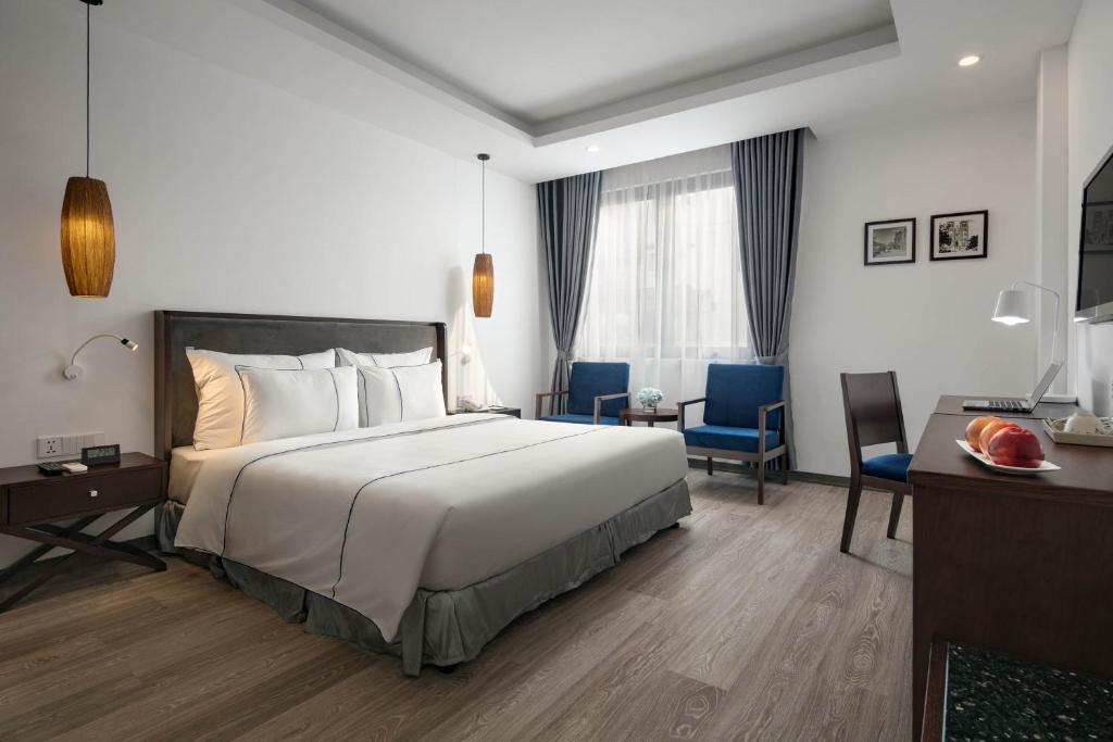 Двухместный (Двухместный номер Делюкс с 1 кроватью или 2 отдельными кроватями, вид на город) отеля Bonsella Hotel, Ханой