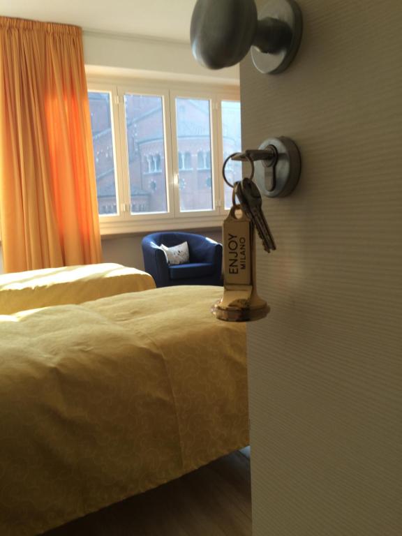 Трехместный (Трехместный номер с собственной ванной комнатой вне номера) гостевого дома Enjoy Milano, Милан