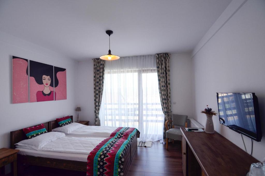 Двухместный (Двухместный номер с 1 кроватью или 2 отдельными кроватями и балконом) отеля Pensiunea Banffy, Совата
