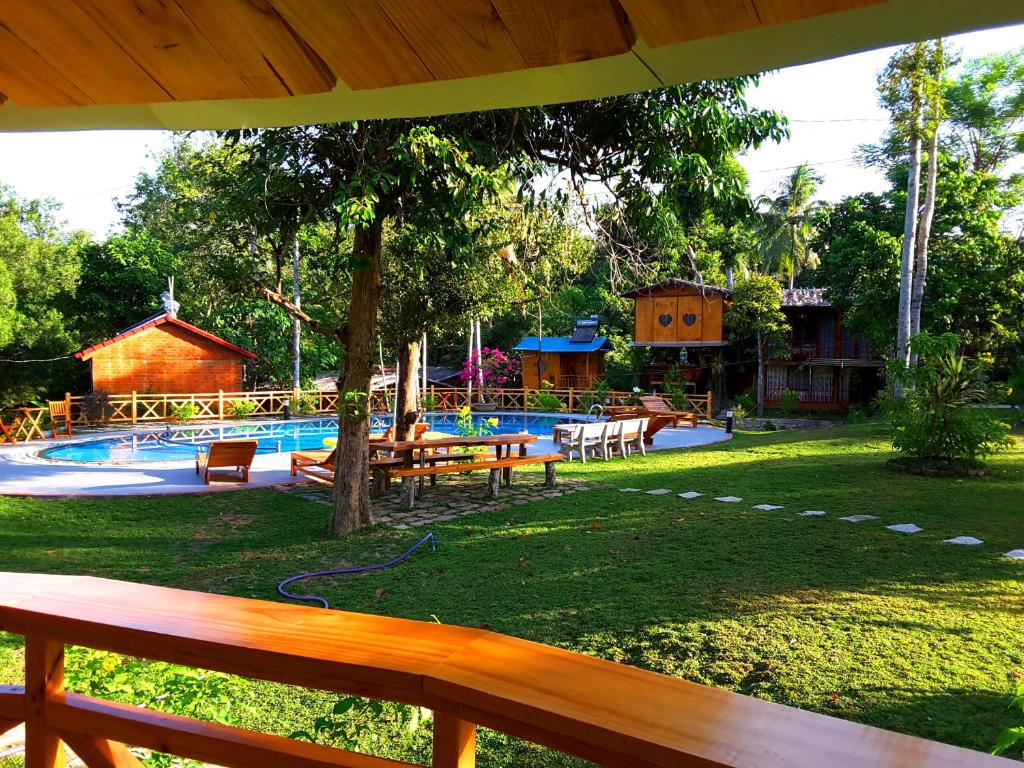 Номер (Деревянное бунгало с видом на бассейн) гостевого дома Phu Quoc Sen Lodge Bungalow Village, Дуонг-Донг