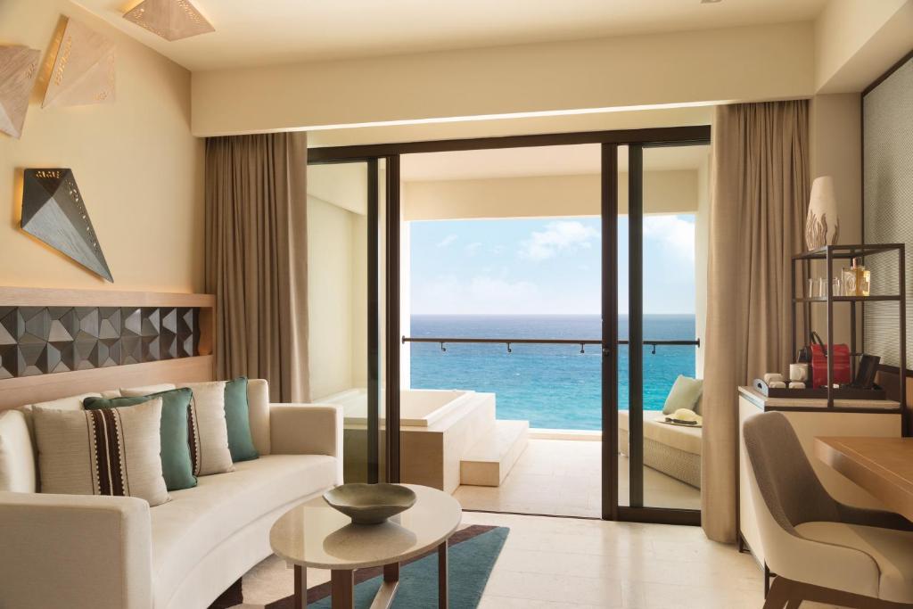 Трехместный (Номер Ziva с кроватью размера «master king-size», только для взрослых - Рядом с океаном) курортного отеля Hyatt Ziva Cancun, Канкун