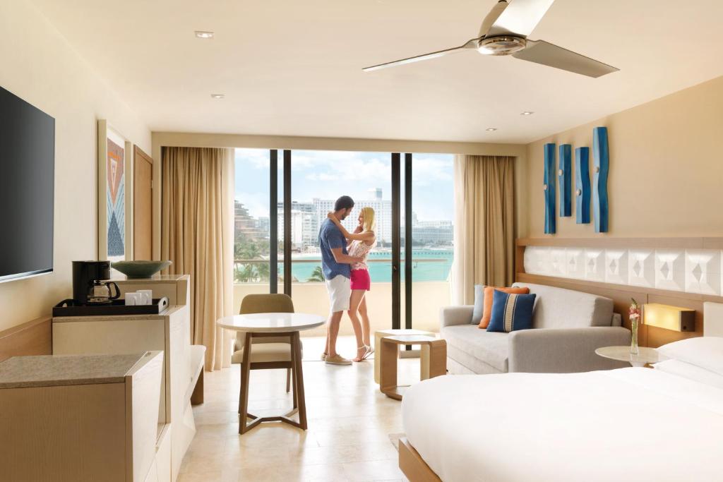 Трехместный (Номер Ziva с кроватью размера «king-size» и прямым видом на океан) курортного отеля Hyatt Ziva Cancun, Канкун