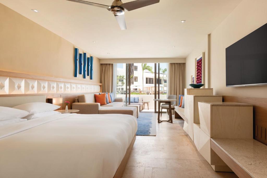 Четырехместный (Двухместный номер Ziva Master с 1 кроватью и живописным видом) курортного отеля Hyatt Ziva Cancun, Канкун