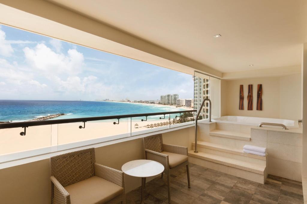 Четырехместный (Клубный угловой люкс, вид на океан) курортного отеля Hyatt Ziva Cancun, Канкун
