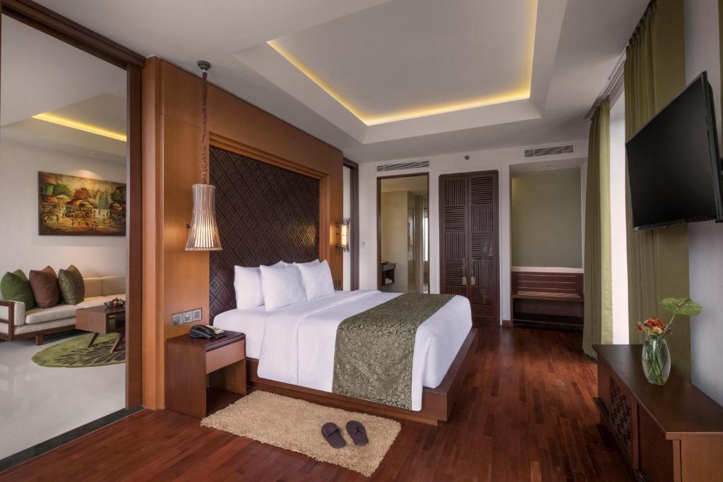 Сьюит (Люкс с кроватью размера «queen-size» и бесплатным предоставлением номера более высокой категории — люкса с кроватью размера «queen-size» и видом на бассейн) отеля Golden Tulip Jineng Resort Bali, Кута