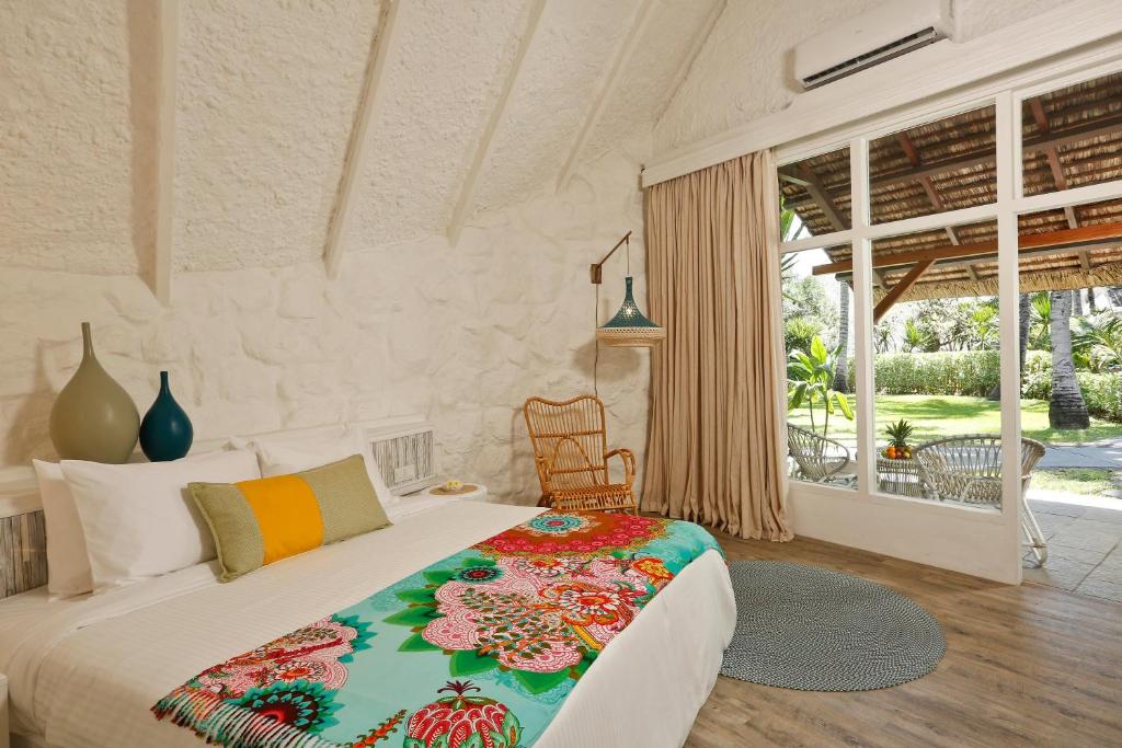 Трехместный (Бунгало Премиум - Сад) курортного отеля La Pirogue A Sun Resort, Флик-эн-Флак