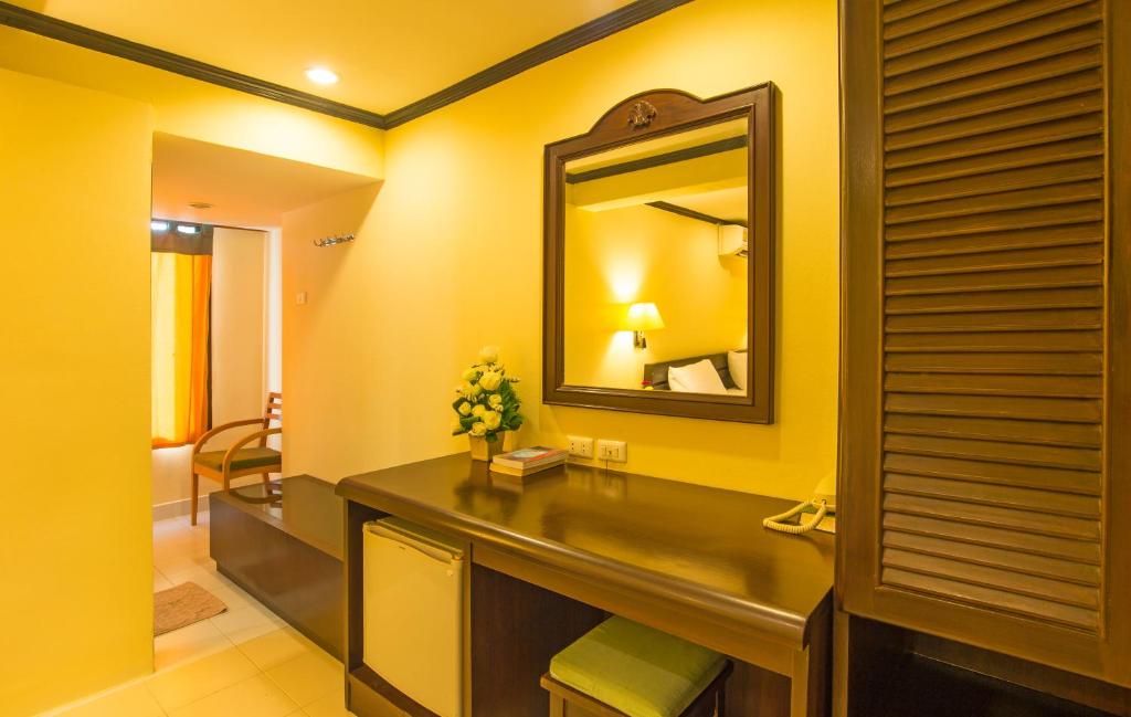 Двухместный (Улучшенный двухместный номер с 1 кроватью или 2 отдельными кроватями) отеля Krabi City Seaview, Краби