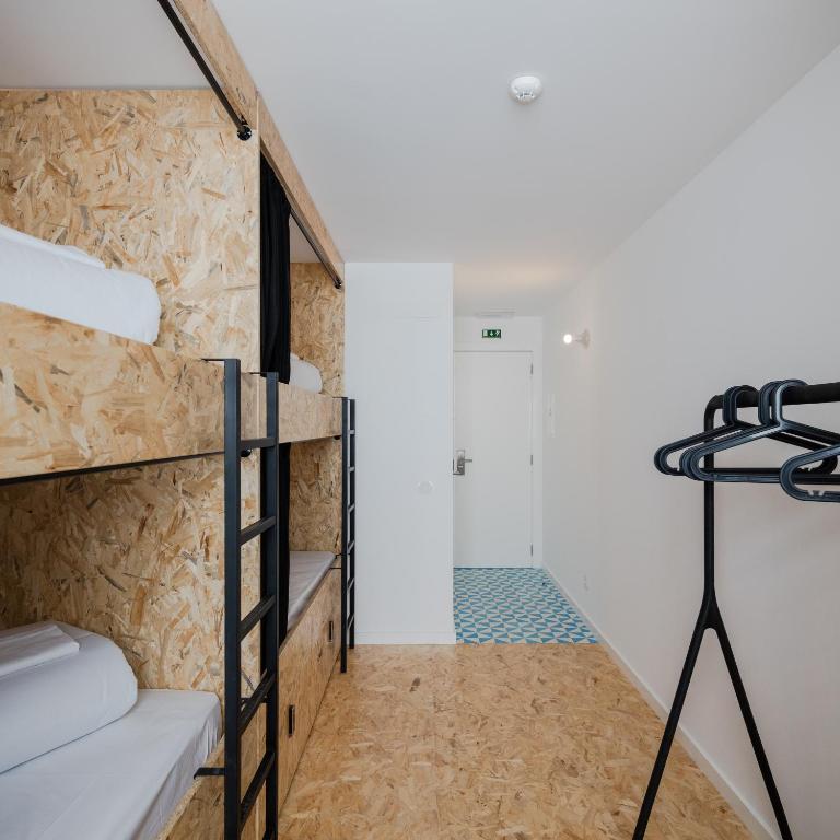 Номер (Кровать в 4-местной общей спальне смешанного типа с отдельной ванной комнатой) хостела Hostel Conii & Suites Algarve, Картейра