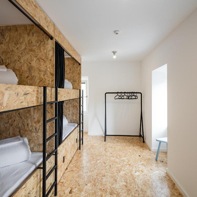 Номер (Кровать в общем четырехместном номере для мужчин и женщин с общей ванной комнатой) хостела Hostel Conii & Suites Algarve, Картейра