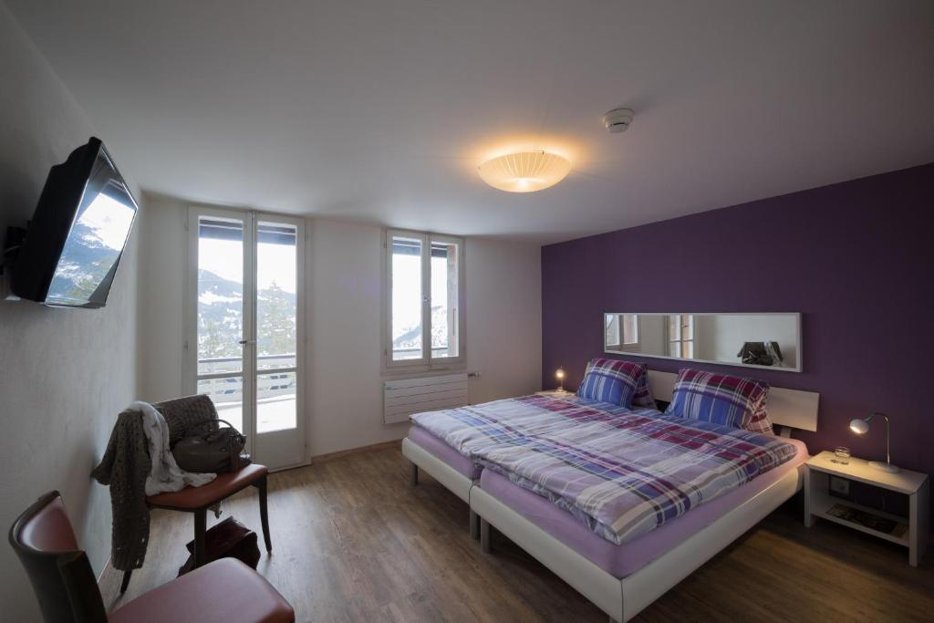 Апартаменты (Two-Bedroom Apartment (4 Adults) with Balcony and Mountain View) гостевого дома Hotel Alpenblick Mürren, Лаутербруннен