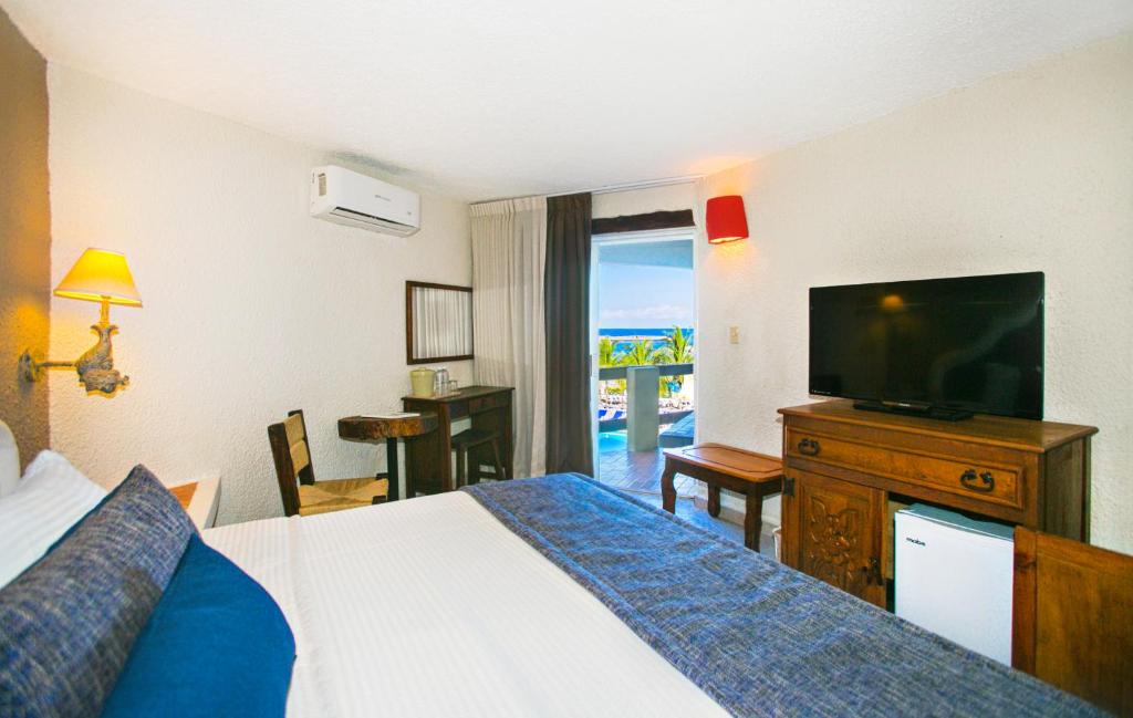 Двухместный (Номер с видом на океан, балконом и мини-холодильником) отеля Casa del Mar Cozumel Hotel & Dive Resort, Косумель
